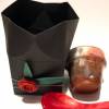 Handglasierter Eierbecher in schwarzer Geschenkbox als Oster-Mitbringsel:" Das Leben ist so leer ohne Ei!" Bild 4