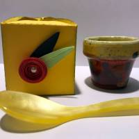 Oster-Mitbringsel: Handglasierter Eierbecher mit Perlmutt Design Eierlöffel in gelber Geschenkbox Bild 1