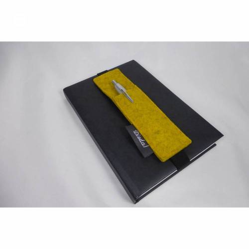 Stifthalter, Stifthalterung, gelb, aus Wollfilz mit Gummiband zur Befestigung an Notizbuch, Kalender, DIN A5, handgemacht von Dieda