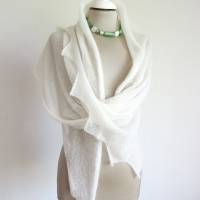 Großes Schultertuch aus weißem Mohair, leichtes gestricktes Dreieckstuch, zarter Sommer-Schal Damen Bild 4