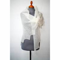 Großes Schultertuch aus weißem Mohair, leichtes gestricktes Dreieckstuch, zarter Sommer-Schal Damen Bild 6