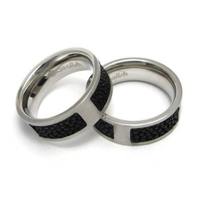 Stingray Ring aus Edelstahl mit Rochenleder