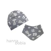 Babyset Mütze und Halstuch mit Fußballmotiven auf grau Bild 1