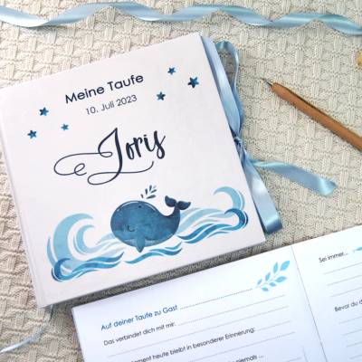 personalisiertes Gästebuch zur Taufe mit Wal und Wellen in tiefem Blau mit Leseband; auch mit Gästefragen zum Ausfüllen