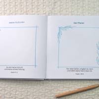 personalisiertes Gästebuch zur Taufe mit Wal und Wellen in tiefem Blau mit Leseband; auch mit Gästefragen zum Ausfüllen Bild 6