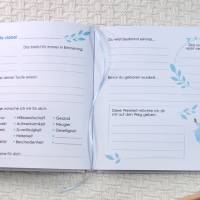 personalisiertes Gästebuch zur Taufe mit Wal und Wellen in tiefem Blau mit Leseband; auch mit Gästefragen zum Ausfüllen Bild 8