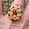 Ring Obstboden mit Orangenscheiben und Heidelbeeren aus Fimo Polymer Clay handmodelliert Fingerring Bild 3