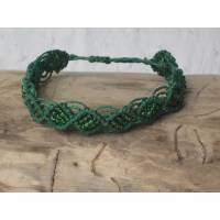 Makrameearmband mit Perlen in Grün Bild 2