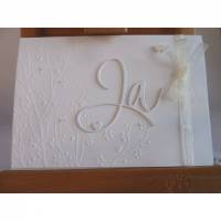 Edle Hochzeitskarte in weiß mit Prägung, Ja-Schriftzug und Perlen Bild 1