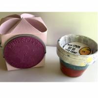 Handglasierter Eierbecher in rosafarbener Geschenkbox als Oster-Mitbringsel:" Das Leben ist so leer ohne Ei!" Bild 1