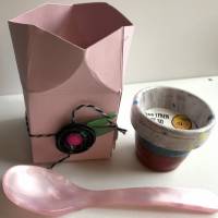 Handglasierter Eierbecher in rosafarbener Geschenkbox als Oster-Mitbringsel:" Das Leben ist so leer ohne Ei!" Bild 2
