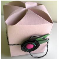 Handglasierter Eierbecher in rosafarbener Geschenkbox als Oster-Mitbringsel:" Das Leben ist so leer ohne Ei!" Bild 4