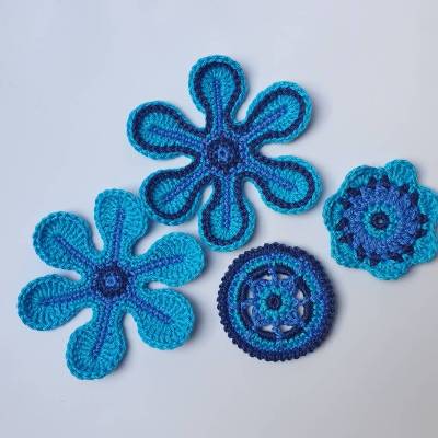 Häkelapplikationen (4 teilig):  handgehäkelte Häkelblumen zum basteln und aufpimpen