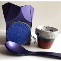 Handglasierter Eierbecher in lila Geschenkbox als Oster-Mitbringsel:" Das Leben ist so leer ohne Ei!" Bild 1