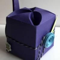 Handglasierter Eierbecher in lila Geschenkbox als Oster-Mitbringsel:" Das Leben ist so leer ohne Ei!" Bild 2