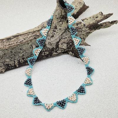 Eleganz in türkis mit Grau und Creme: Handgefertigte Superduo Halskette