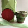 Oster-Mitbringsel: Handglasierter Eierbecher mit grünem Perlmutt Design Eierlöffel in grüner Geschenkbox Bild 2