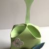 Oster-Mitbringsel: Handglasierter Eierbecher mit grünem Perlmutt Design Eierlöffel in grüner Geschenkbox Bild 4