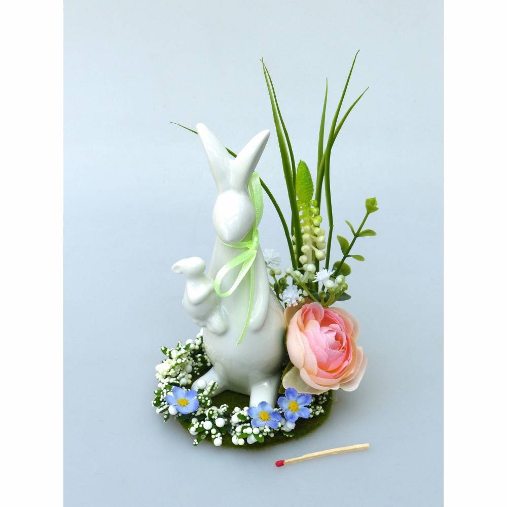 Osterdeko mit Osterhase, Tischdeko mit Blumen, Geschenk im Frühling Bild 1