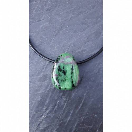 Rubin Zoisit Trommelstein an einer schwarzen Lederkette