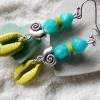 Sommerliche Jade Ohrringe mit Kauri Muschel Charm in gelbgrün und türkisfarbenen Perlen an versilberten Ohrhaken Bild 6