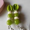 Knallgrüne Jade Ohrringe mit Kauri Muschel Charm und Kokosnuss Perlen Bild 3