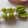 Knallgrüne Jade Ohrringe mit Kauri Muschel Charm und Kokosnuss Perlen Bild 4