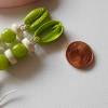 Knallgrüne Jade Ohrringe mit Kauri Muschel Charm und Kokosnuss Perlen Bild 5