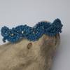 Blaues Makrameearmband auf Leder mit Perlen Bild 1