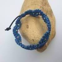Blaues Makrameearmband auf Leder mit Perlen Bild 10