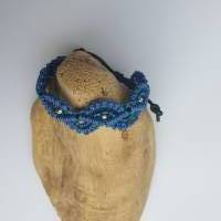 Blaues Makrameearmband auf Leder mit Perlen Bild 3