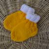 Babysocken Geschenktasche Geschenkset gelb weiß Ostern gestrickt Bild 4