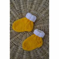 Babysocken Socken Stricksocken Baby gelb weiß Ostern gestrickt 0-6 Monate Bild 1