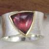 Breiter Ring aus Silber 925/- mit pinkfarbenem, dreieckigem Turmalin Bild 2