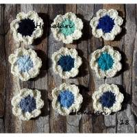 9 blau-weiße Häkelblumen Häkelblüten * zum Dekorieren * als Streudeko * zum Aufnähen Bild 1