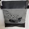 Handtasche Feder Umhängetasche grau schwarz Tasche mit Anhänger Kunstleder handmade Bild 3