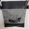 Handtasche Feder Umhängetasche grau schwarz Tasche mit Anhänger Kunstleder handmade Bild 4