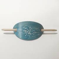 Ovale türkise LEDER HAARSPANGE mit Delfin und Holzstab Bild 1