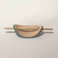 Ovale türkise LEDER HAARSPANGE mit Delfin und Holzstab Bild 3