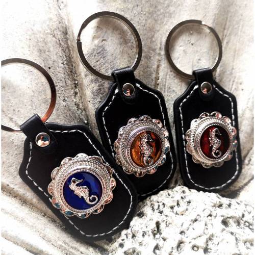 Anhänger mit Druckknopf, maritim, Seepferd, Seepferdchen,Schlüsselanhänger, Taschenbaumler, Taschenanhänger, rot, gelb, blau