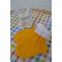 Babysocken Socken Stricksocken Baby gelb weiß Ostern gestrickt 0-6 Monate Bild 1