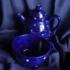 Blaue Teekanne mit Tasse für 2 Tassen Tee mit Punkten Bild 2