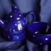 Blaue Teekanne mit Tasse für 2 Tassen Tee mit Punkten Bild 4