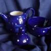 Blaue Teekanne mit Tasse für 2 Tassen Tee mit Punkten Bild 5