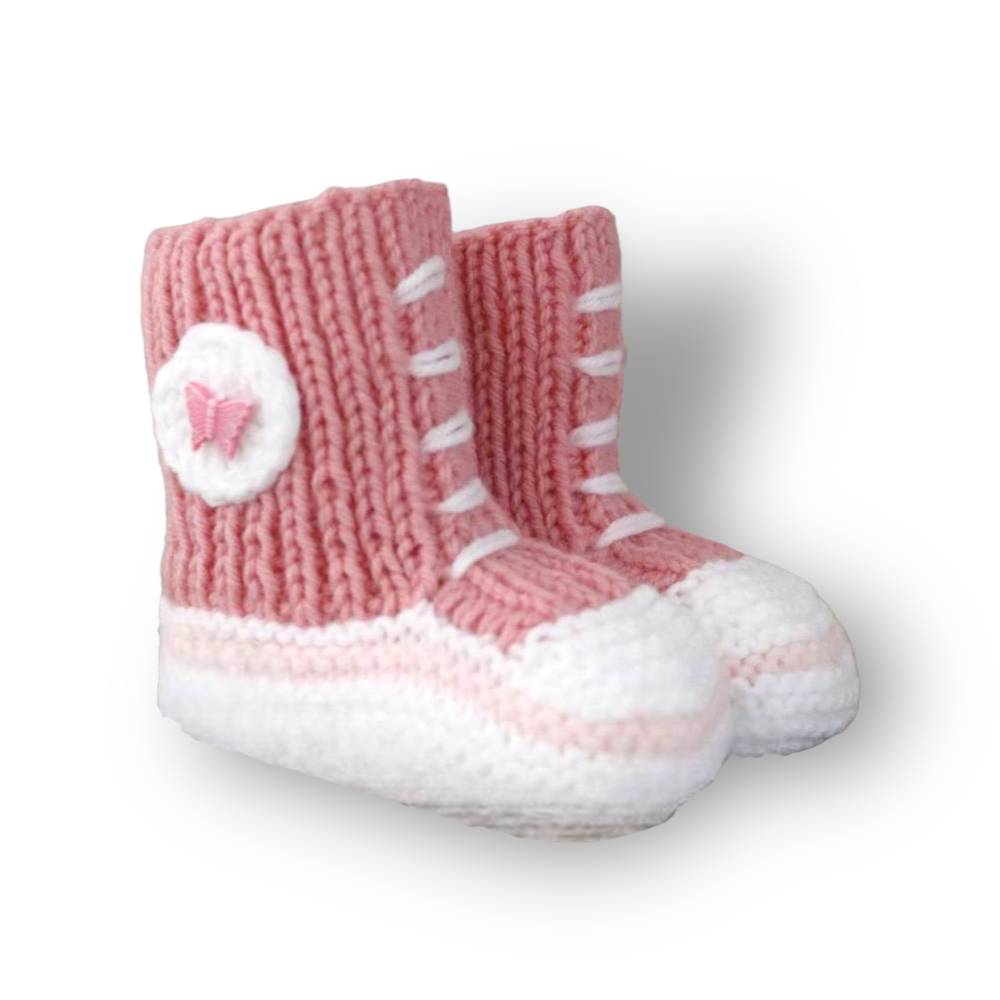 Gestrickte sportliche Baby-Schuhe MiNiS  im Sneaker -Look aus Mikrofaser in altrosa mit Schmetterling Bild 1