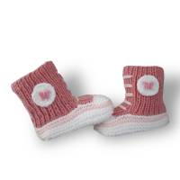Gestrickte sportliche Baby-Schuhe MiNiS  im Sneaker -Look aus Mikrofaser in altrosa mit Schmetterling Bild 2