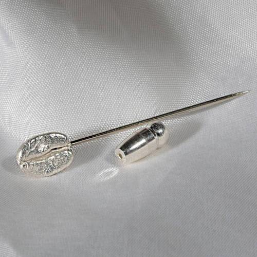 Krawattennadel „Silber-Böhnchen“ aus 925 Silber als Schmuck fürs Revers oder die Krawatte, für Plantagenbesitzer, Röster, Barista oder einfach Kaffeetrinker