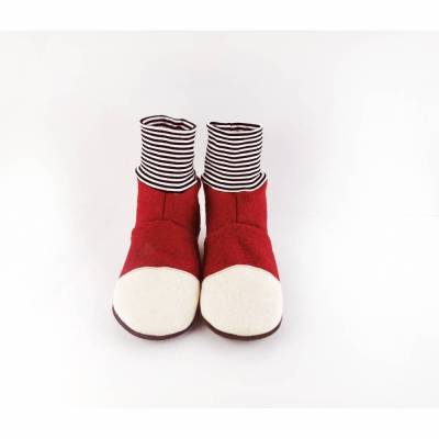 Rote kuschelige Hausschuhe aus Wolle mit schwarzweiß geringeltem Bündchen