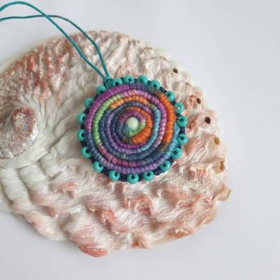 Textilschmuck, schöne Spirale mit Rocailles umrandet