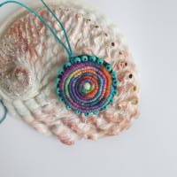 Textilschmuck, schöne Spirale mit Rocailles umrandet Bild 2